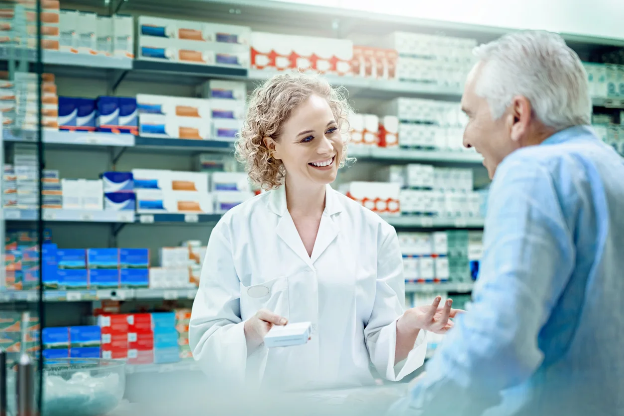 Farmacêutica atendendo um cliente no balcão