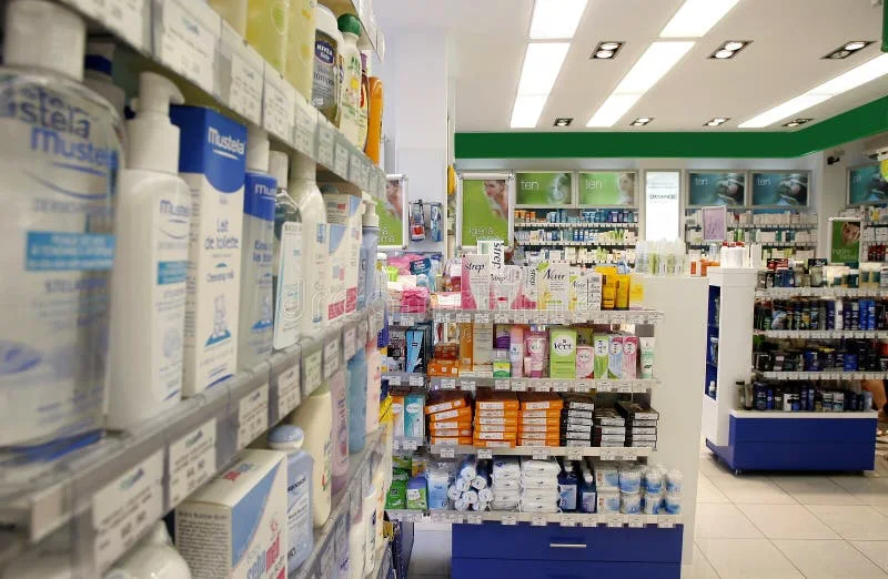 Interior de uma farmácia pronta para atender pedidos locais